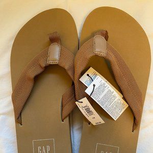 NWT GAP Men's Flip Flops Size 7-8 Tan